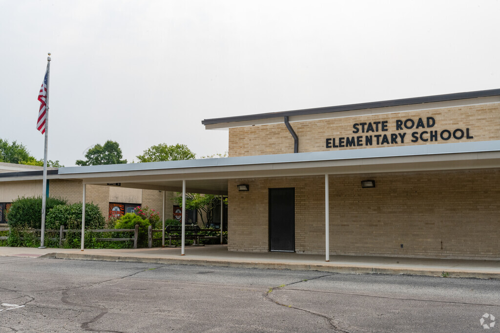 State Road Elementary School sign in Fenton.