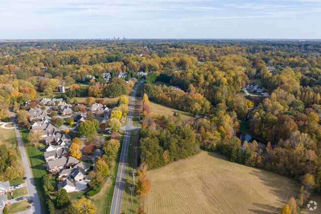 Beautiful wooded neighborhood close to downtown in Stonbridge-Rollinghills.