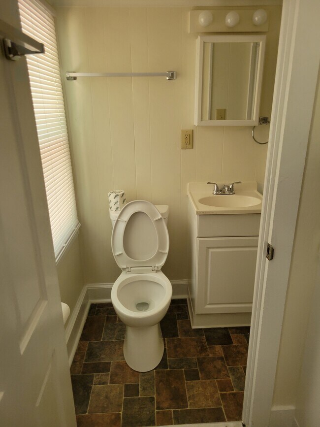 533 4th St unit Upper, Marietta, OH 45750 - photo 6