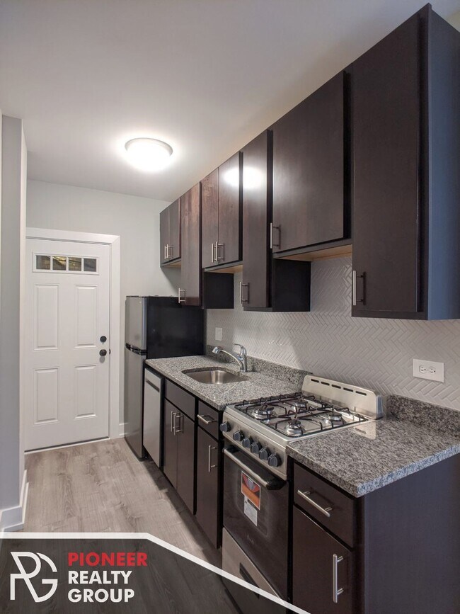 711 W Brompton Ave Unit 32, Chicago, IL 60657