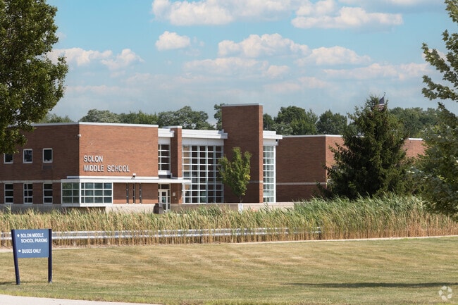 The front entrance of Orchard Middle school.