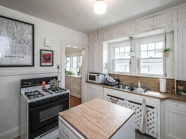Kitchen, shown with old appliances.
