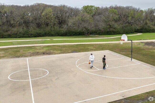 Spend the afternoon having fun at the basketball courts in Sunnyvale, TX.