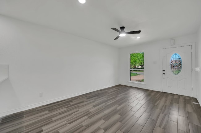 4622 Bayview Dr, Dallas, TX 75211 - photo 4