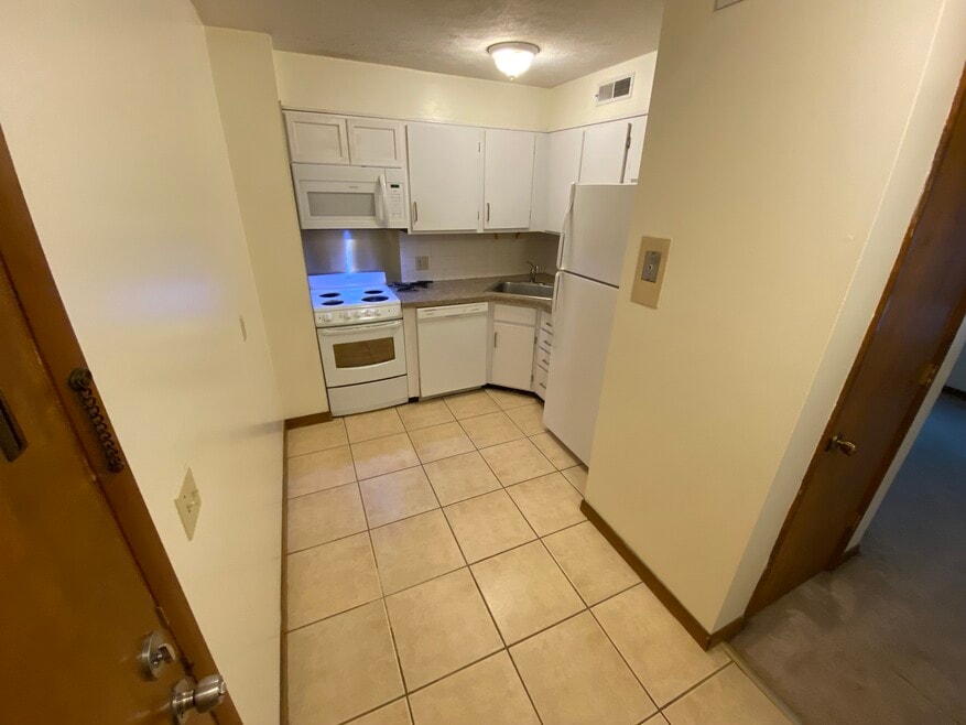 1832 Claflin Rd unit 10, Manhattan, KS 66502 - photo 1