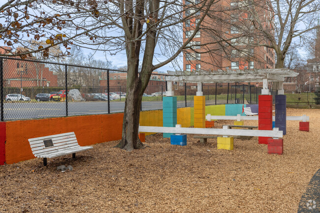 Washington Elementary School in Lynn has an overall grade of C- on Niche.