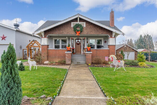 A festive Craftsman home in Sublimity, OR.