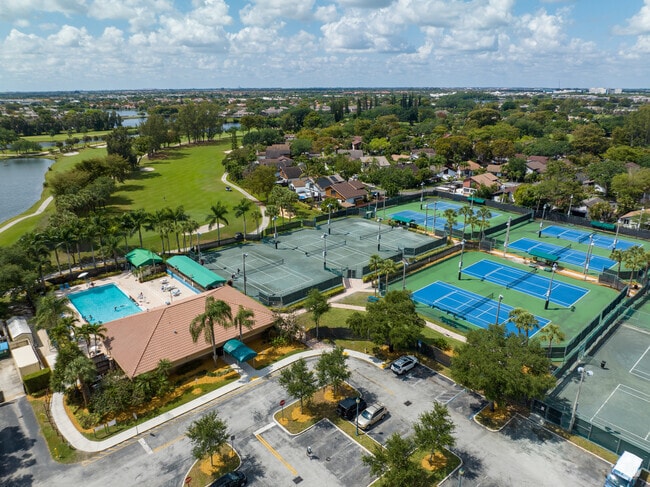 The Pembroke Lakes neighborhood offers Golf and Racquetball as extracurricular activities.