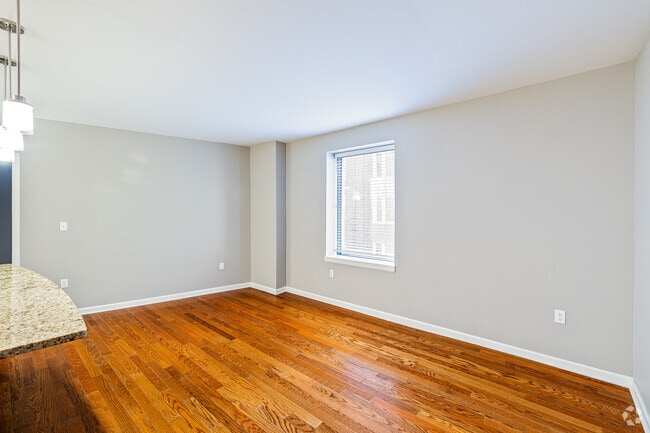 2BR, 2BA - 859SF - Living Room
