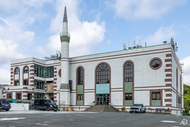 Miraj Islamic School is an Islamic school in Thompkinsville.