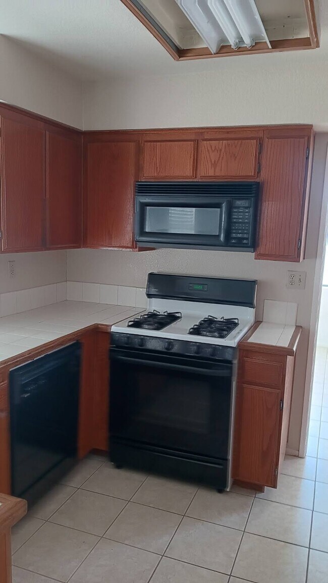 39640 Wild Flower Dr, Murrieta, CA 92563 - photo 3