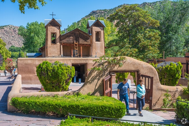 Santa Cruz is also near the historic and very popular Santuario de Chimayo.