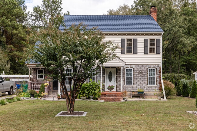 Discover the ideal colonial homes for your family in Mooreland Farms.