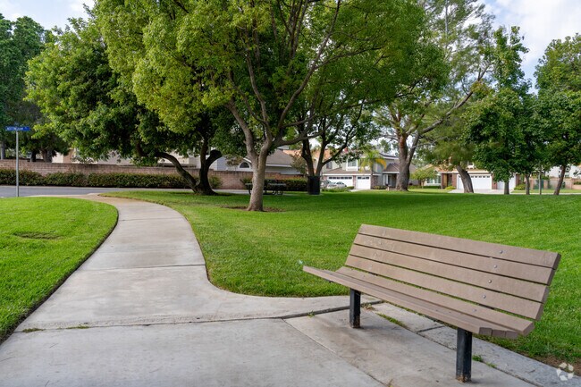 Find the perfect bench spot in the Las Palmas Hermosa area and enjoy nature in Fullerton, CA.