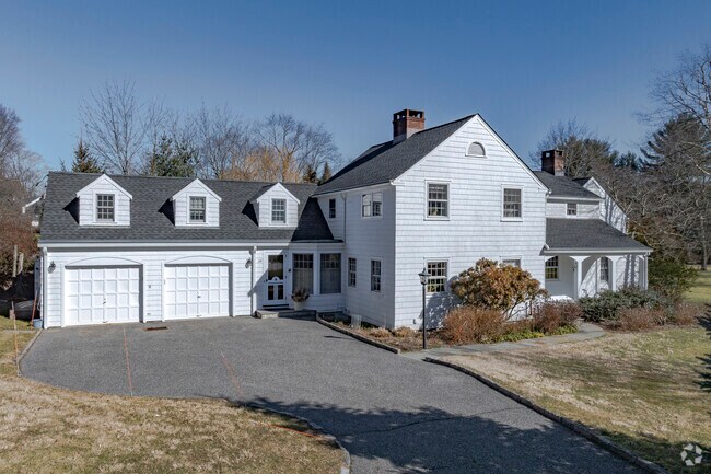 A contemporary home on West Pl in Chappaqua.