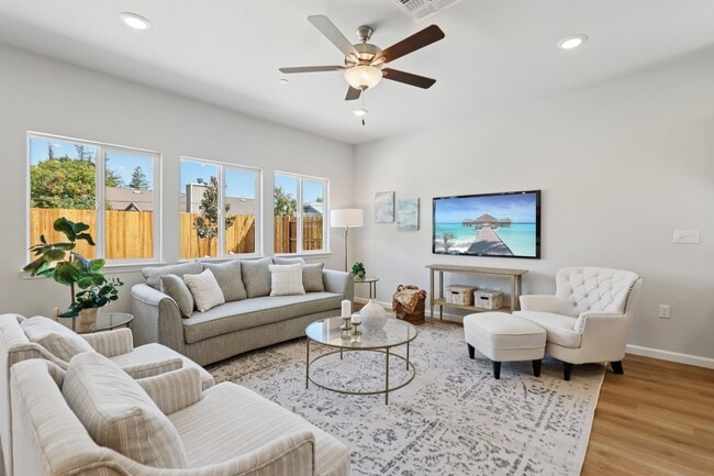 4-web-or-mls-St Edwards Wy-L1408-004.jpg