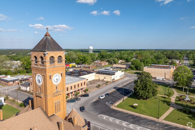 Tuskegee is located close to the capitol city of Montgomery and is even a shorter drive away from Auburn.
