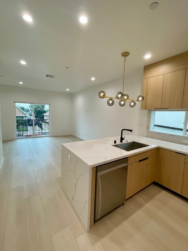 611 1/2 W 41st Place, Los Angeles, CA 90037