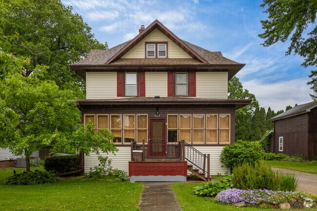 Waupun includes American Foursquare as a major home style.