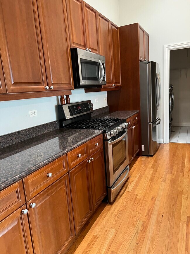 930 W Cuyler Ave unit 3, Chicago, IL 60613 - photo 3