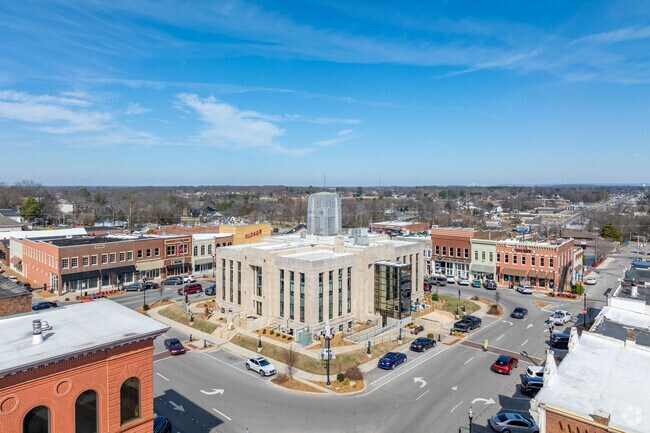 Winchester is the seat of Franklin County with a growing population over 9,000 people.