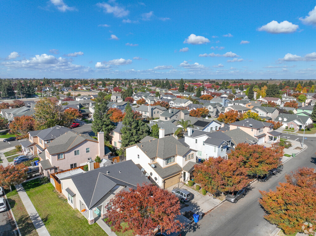 Find your perfect home in the Geer Ranch neighborhood.