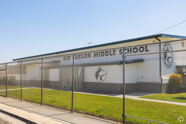 Bud Carson Middle School is located on Yukon Ave in Hawthorne, CA.