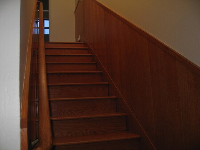 stairway to 2nd flr