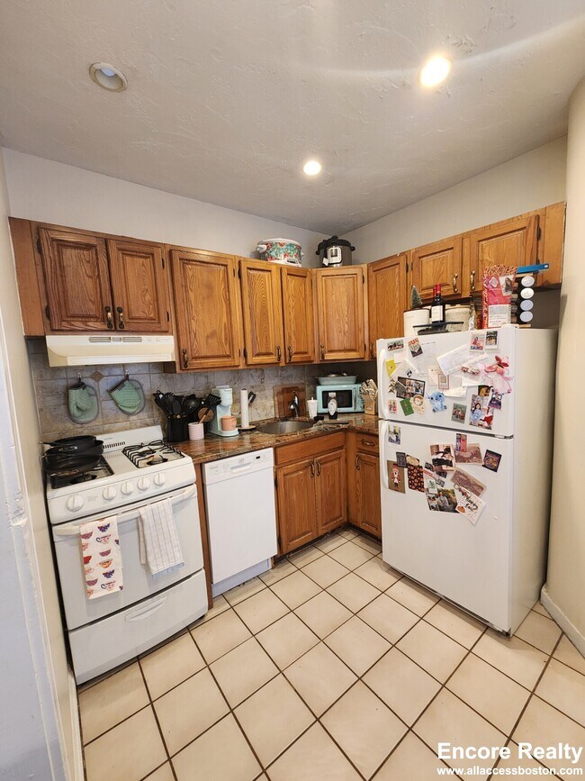 245 Kelton St unit 240-3, Allston, MA 02134 - photo 2