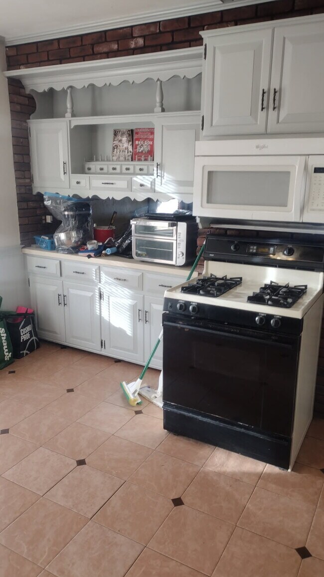 125 Maplewood Ave unit 2, Gloucester, MA 01930 - photo 6