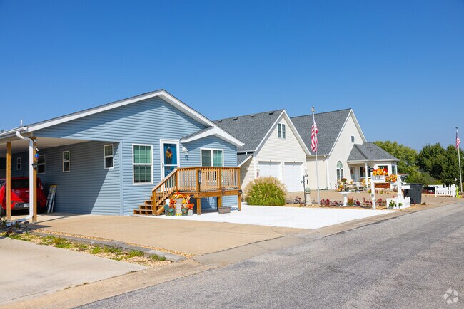 Discover mobile homes, New Traditionals, and modern designs along White River’s scenic roads.