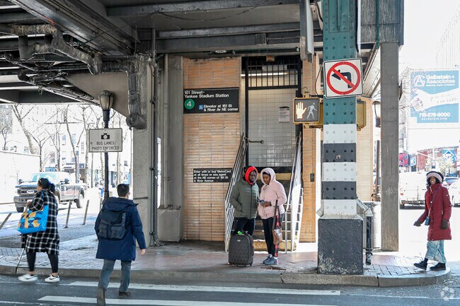 The Morris Heights community has access to many different forms of public transportation.