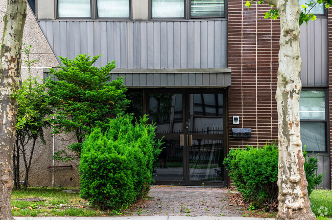 Bayside Oaks School is a good schooling choice for locals.