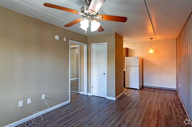 1B, 1BA - 540 SF, Living/Dining