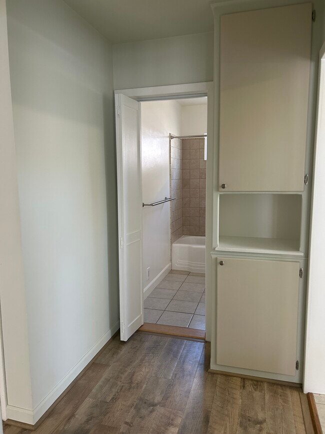 2021 Ocean Park Blvd unit Front Unit, Santa Monica, CA 90405 - photo 5