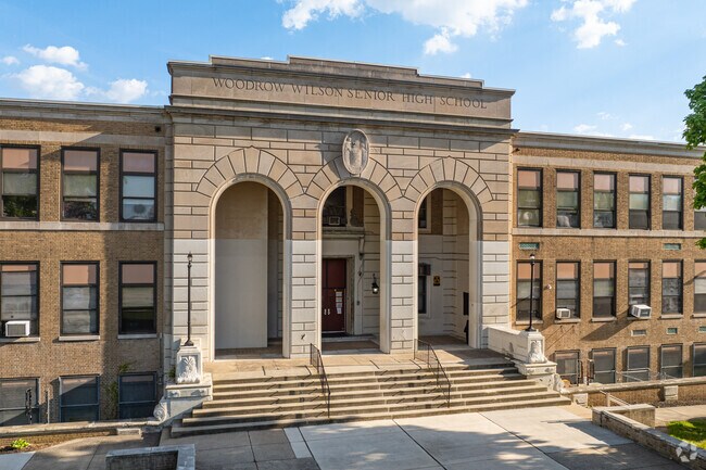 Eastside High School featuers a 9 to 1 student teacher ratio, with a C- rating from Niche.