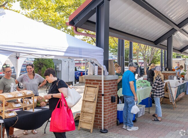 The Downtown Farmers Market is only eight minutes to Llyswen.