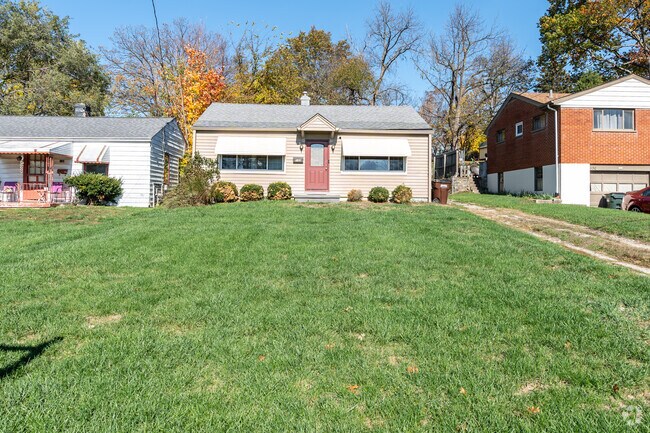 Small cottage homes with large, well kept yards are common in Carthage.