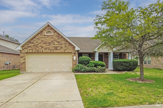 Single‑story homes mix with larger two‑story houses in Forest Creek.