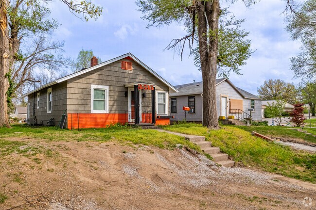 Single-story homes line quiet streets near Leeds.