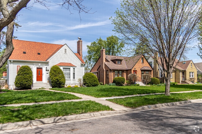 Single-story homes are available in Como Park.