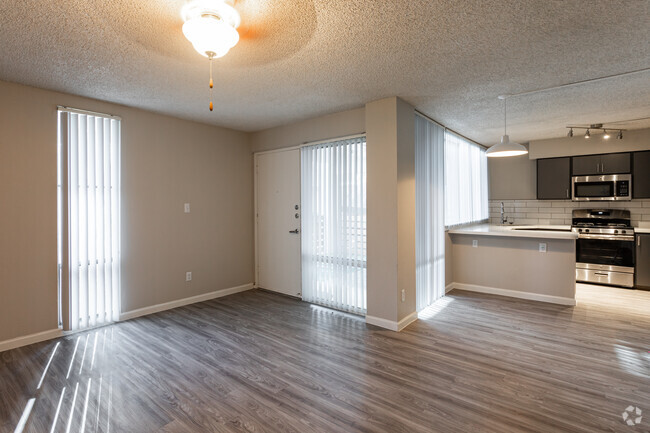 2BR, 2BA - 881SF
