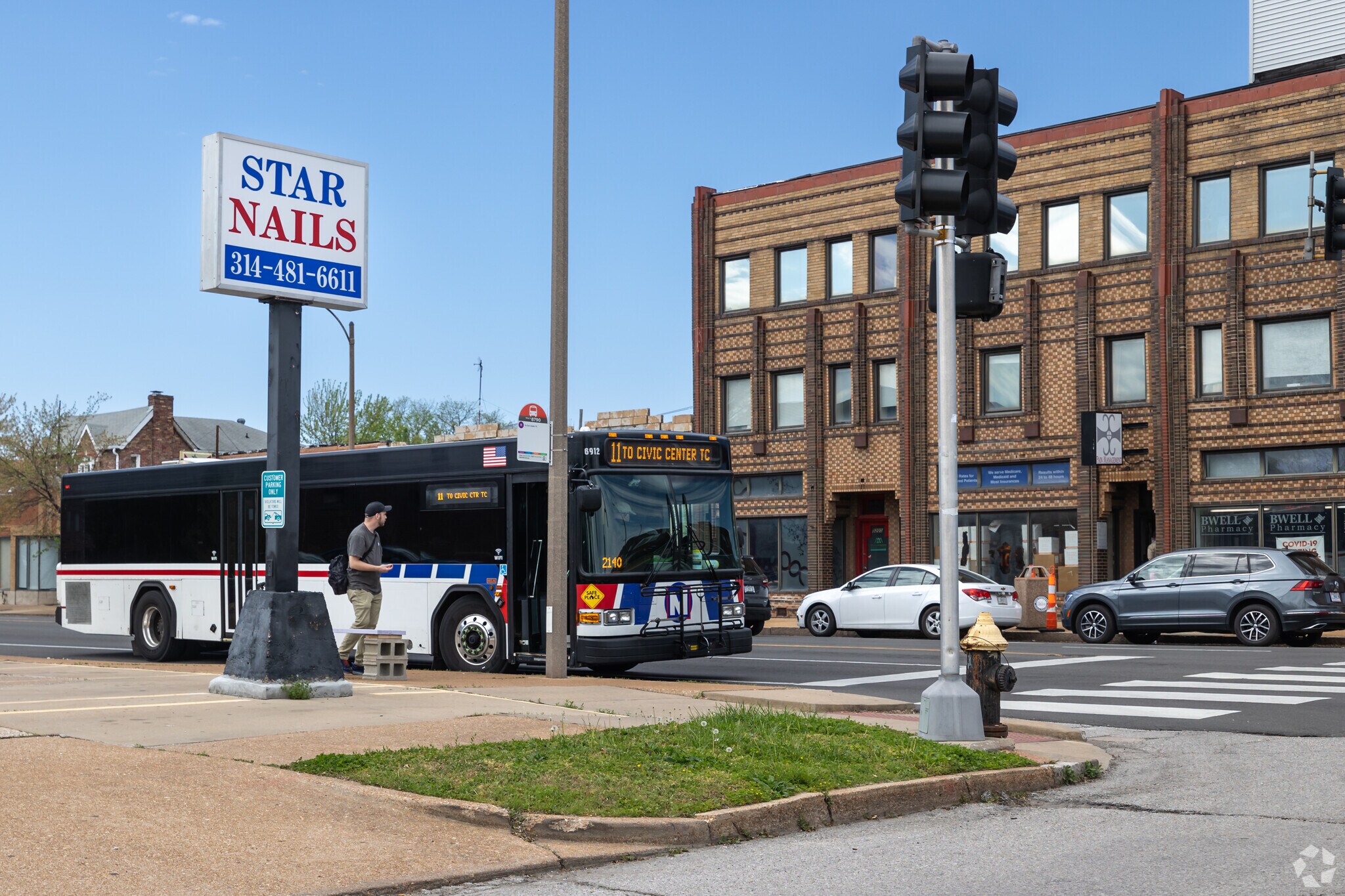 A steady stream of buses along Chippewa make getting around easy in Northampton.