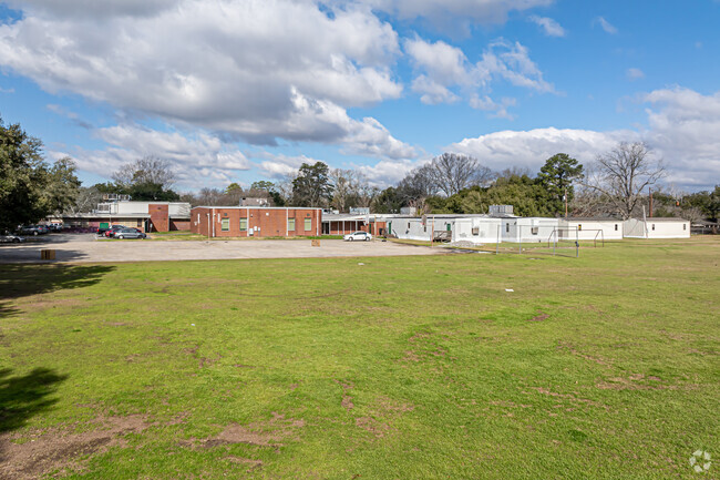 Glasgow Middle School provides music and art programs.