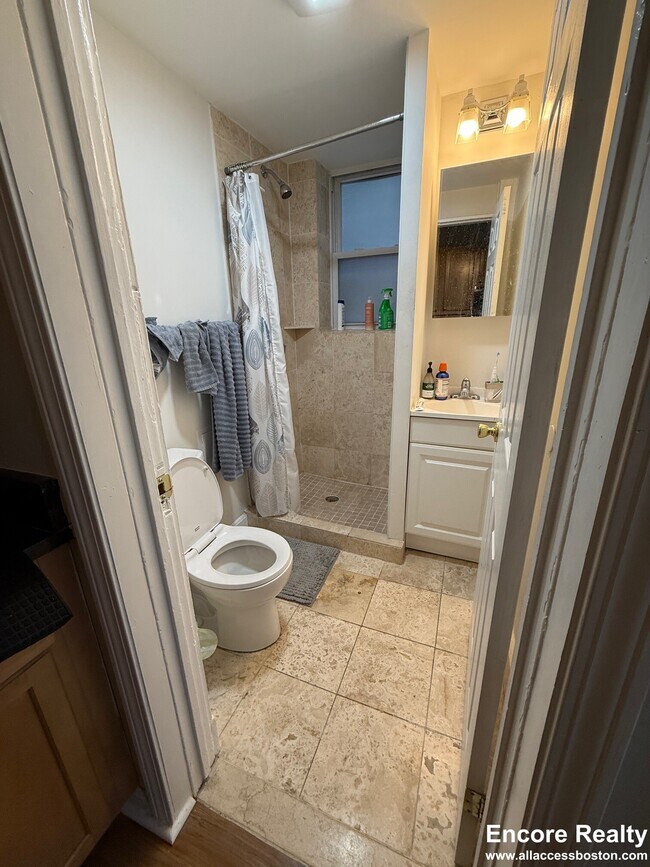 220 Hanover St unit 10, Boston, MA 02113 - photo 4