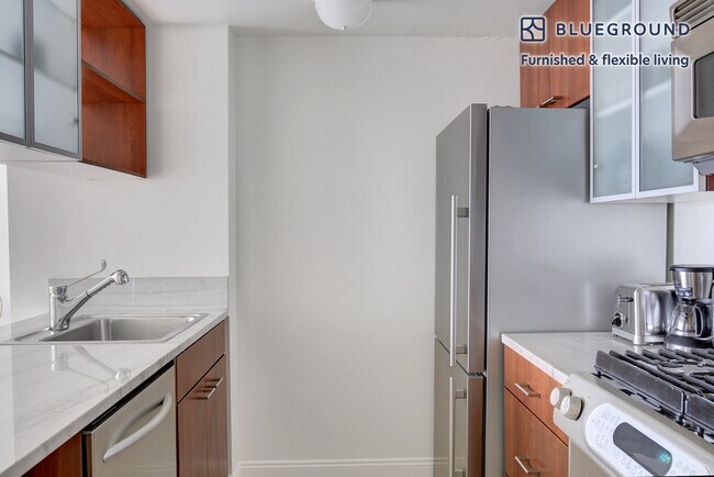 215 E 96th St unit FL21-ID688, New York, NY 10128 - photo 6
