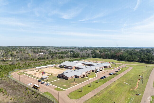 Magee Elementary School has a student to teacher ratio of 17 to 1.