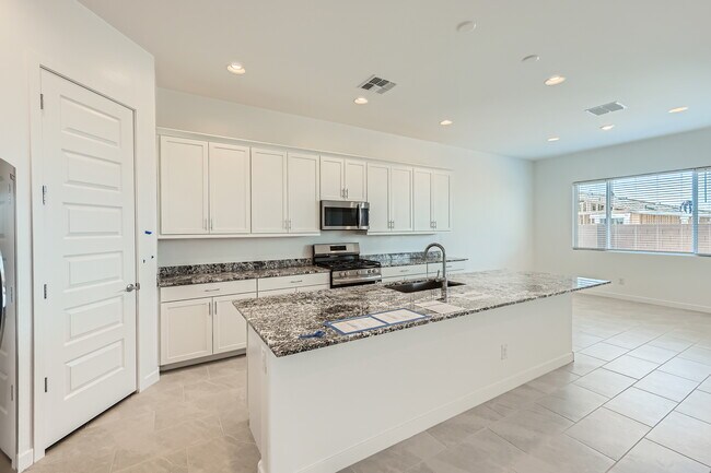 16933 W Bronco Tr, Surprise, AZ 85387 - photo 6