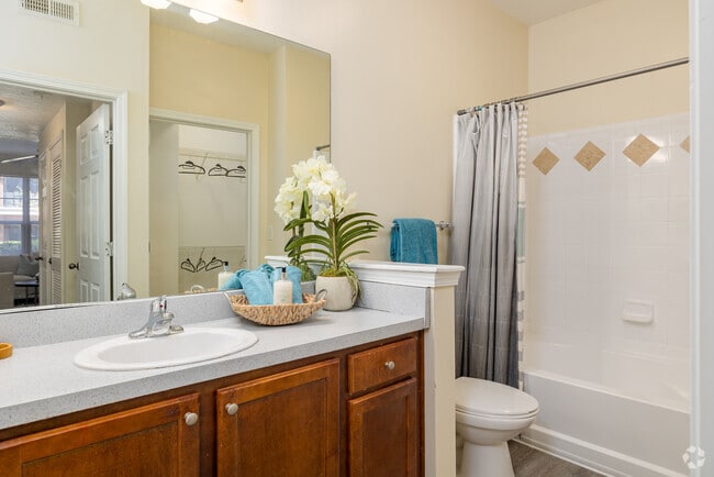 1BR, 1BA - 889SF - Bathroom