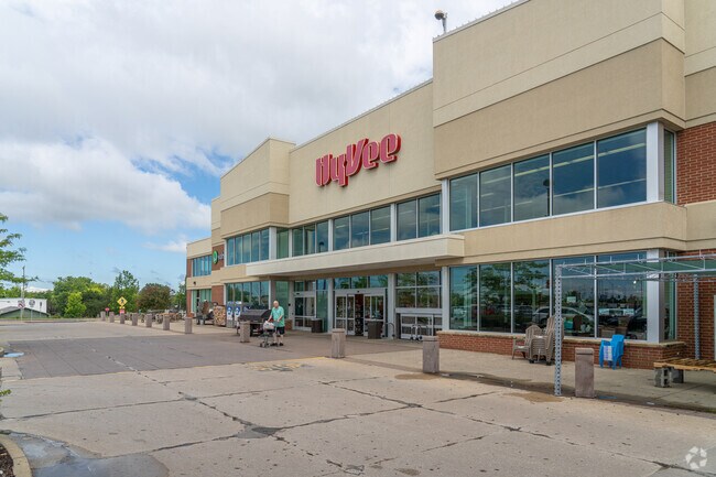 Stop by the HyVee near Rockbridge for all your grocery needs.